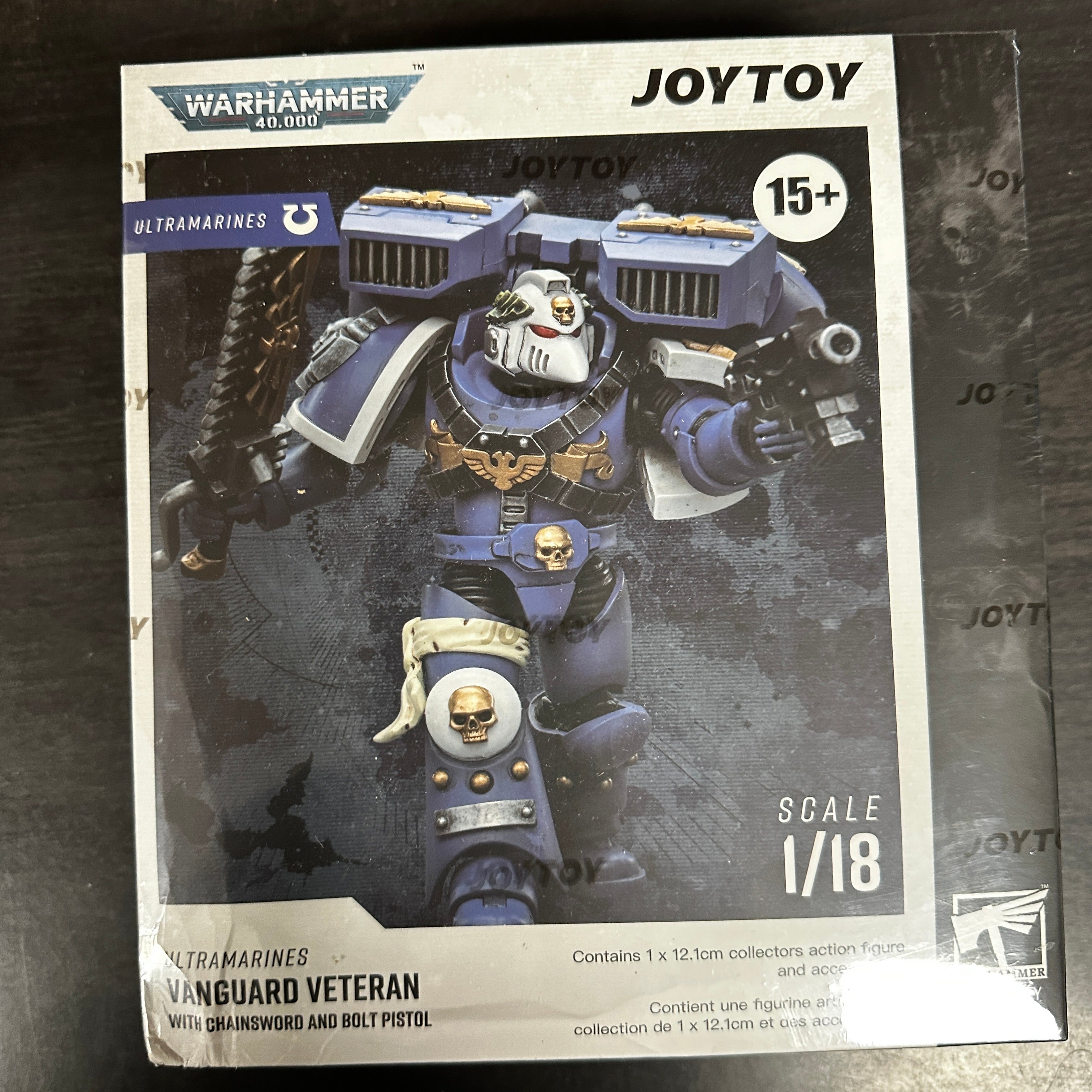 JOYTOY Vanguard Veteran Chainsword & Bolt Pistol 1/18