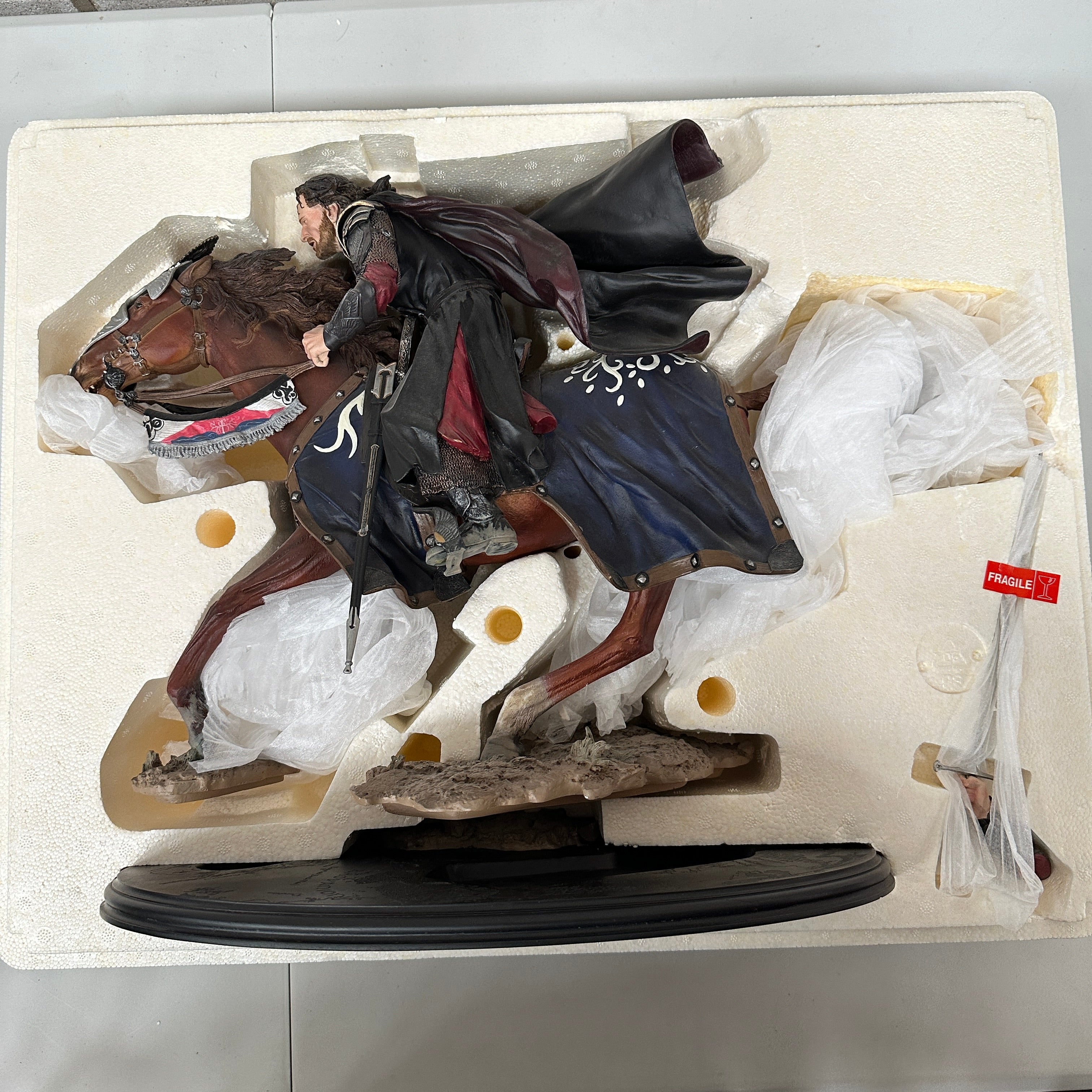 Sideshow Weta Lord of the Rings Aragorn at the Black Gates Statue PRE OWNED