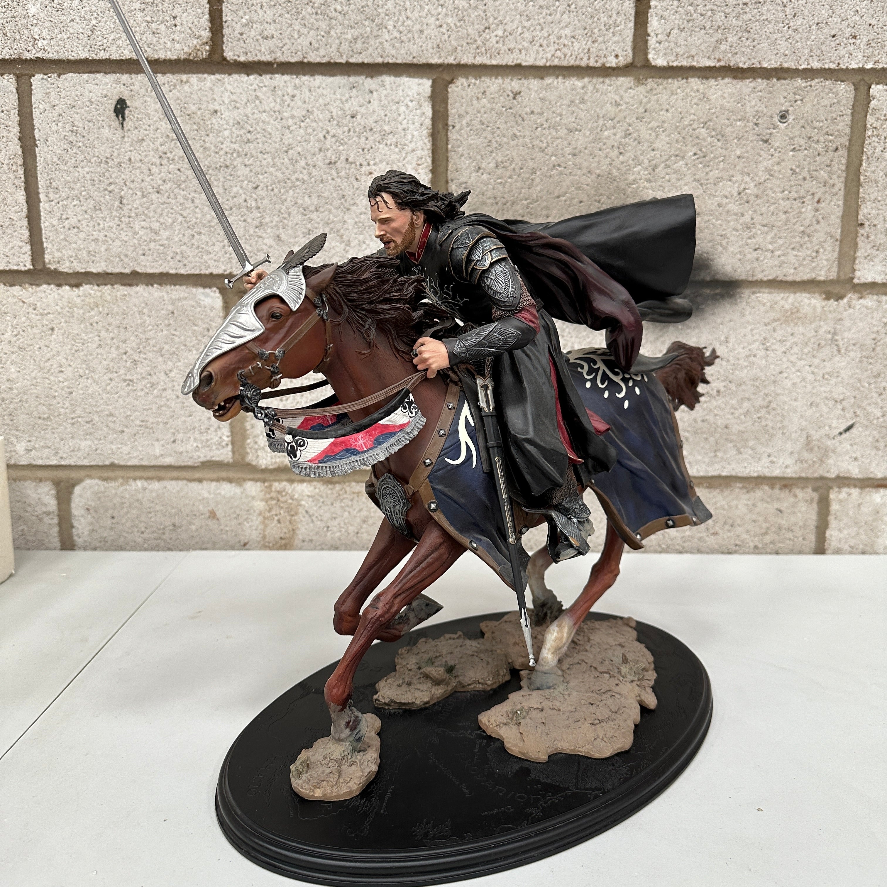 Sideshow Weta Lord of the Rings Aragorn at the Black Gates Statue PRE OWNED