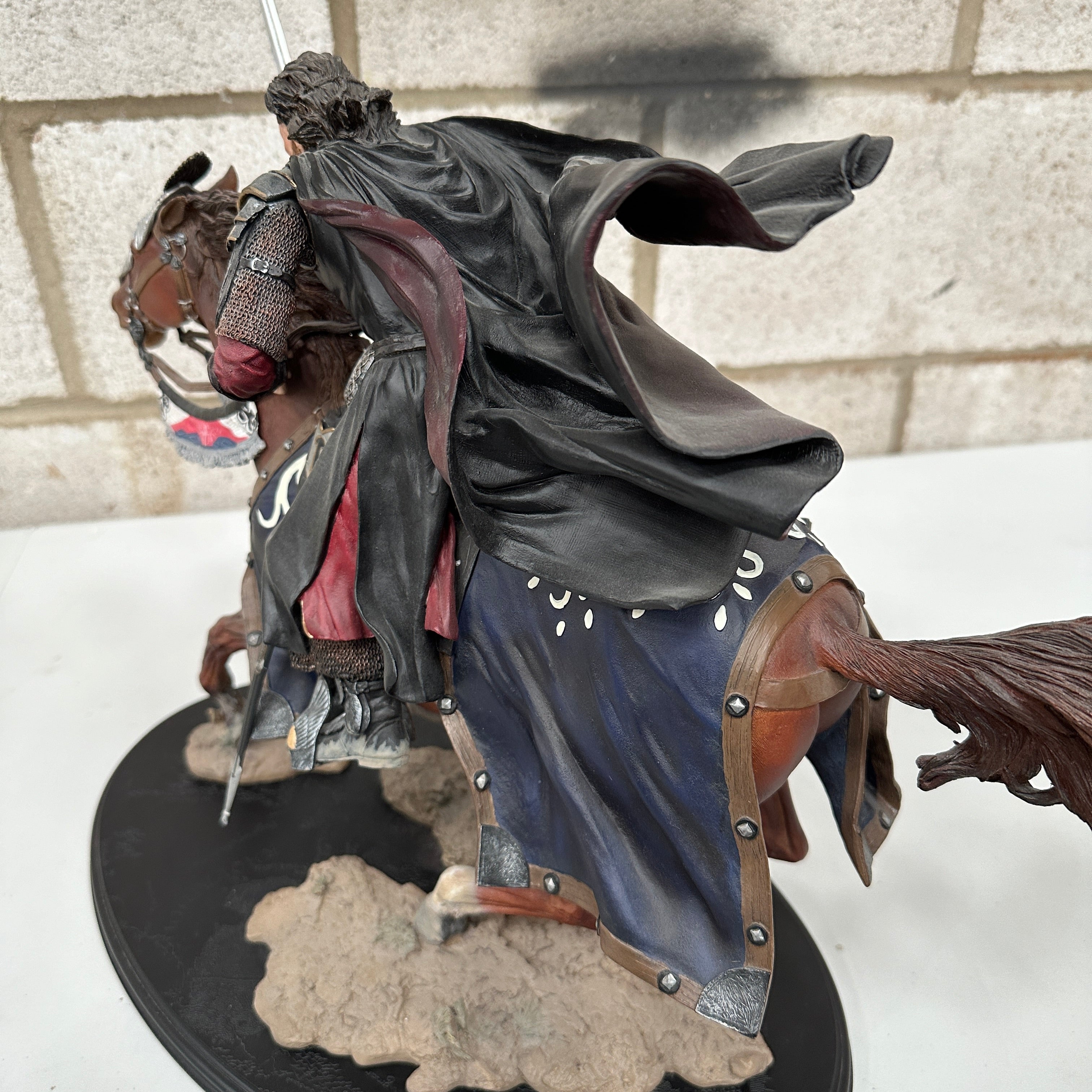 Sideshow Weta Lord of the Rings Aragorn at the Black Gates Statue PRE OWNED