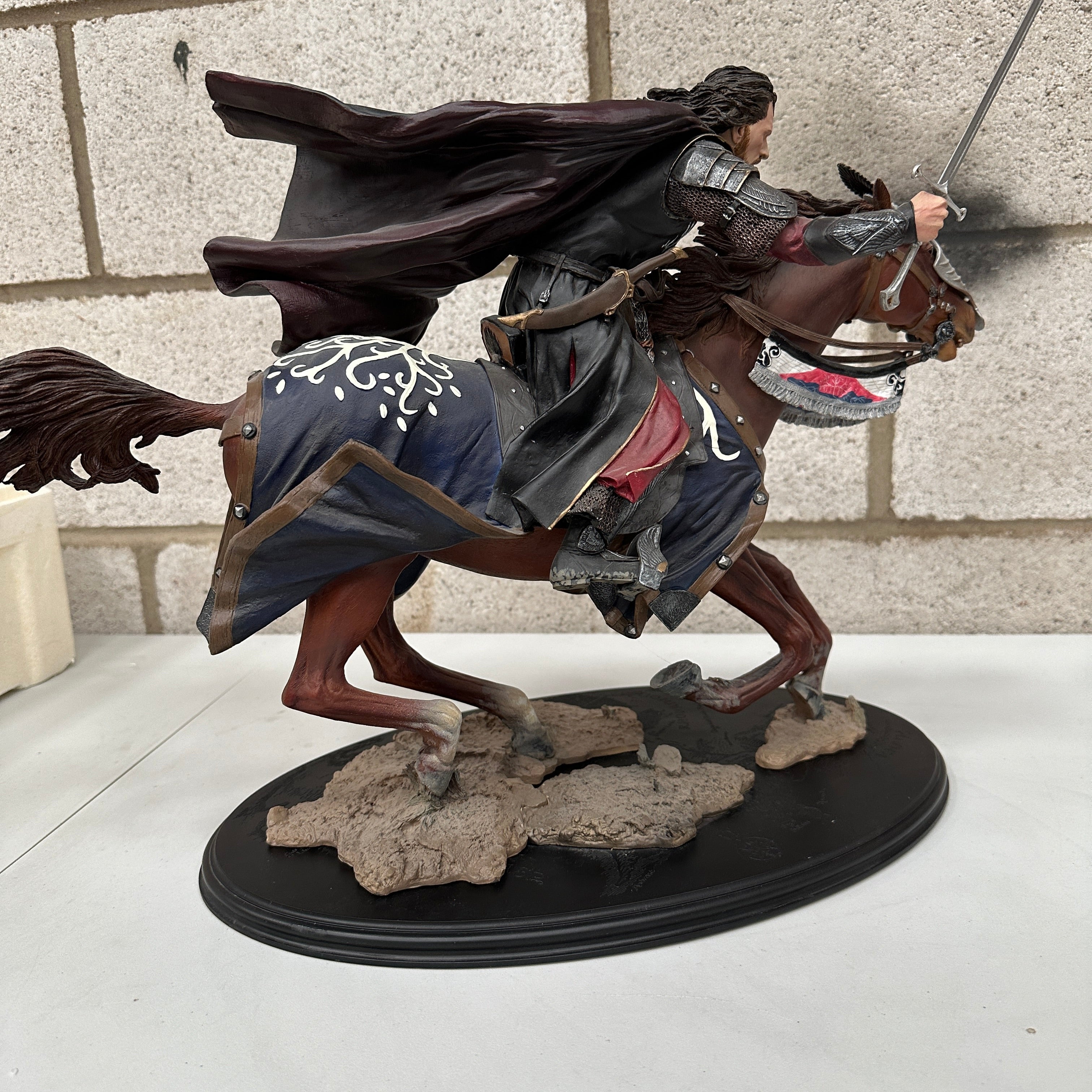 Sideshow Weta Lord of the Rings Aragorn at the Black Gates Statue PRE OWNED