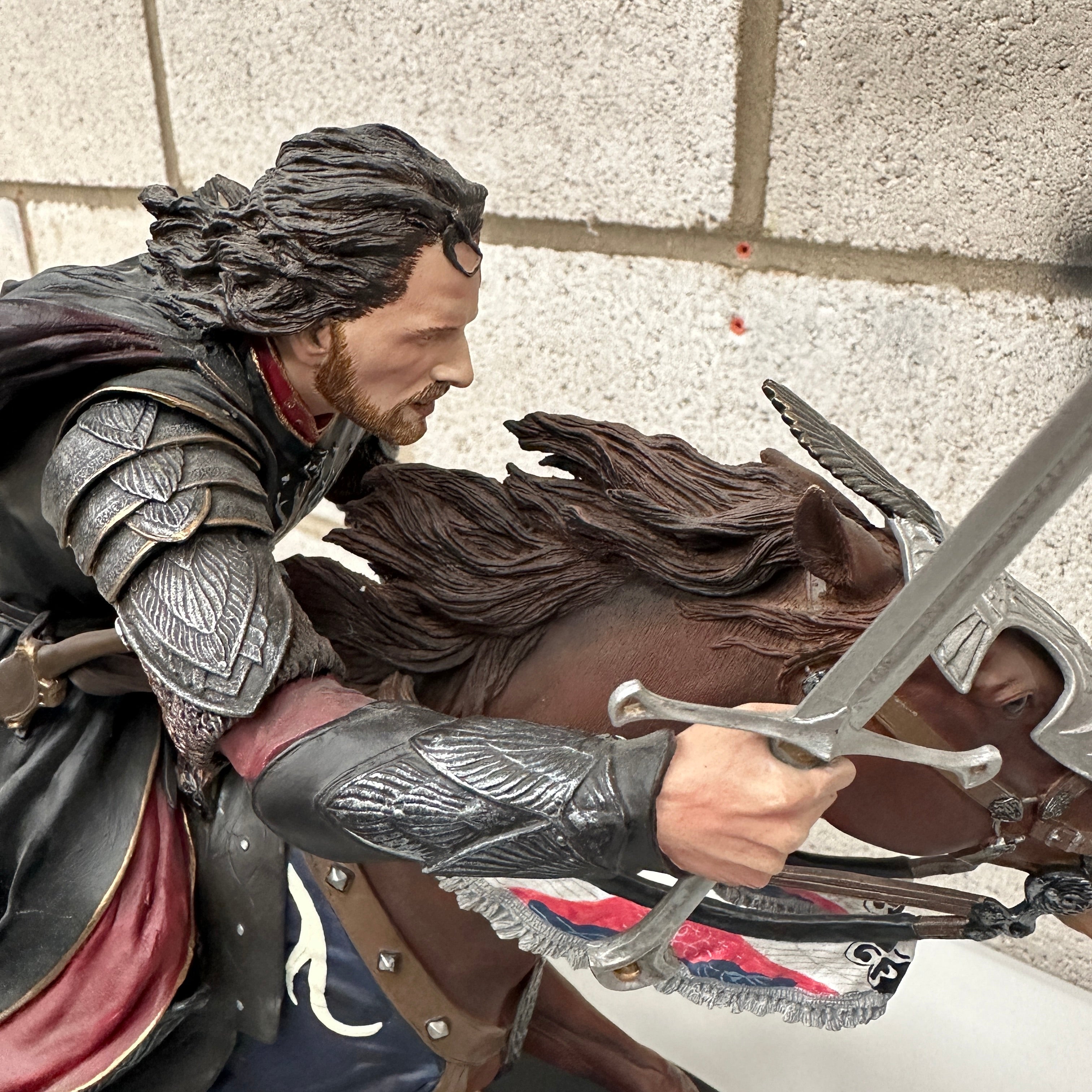 Sideshow Weta Lord of the Rings Aragorn at the Black Gates Statue PRE OWNED