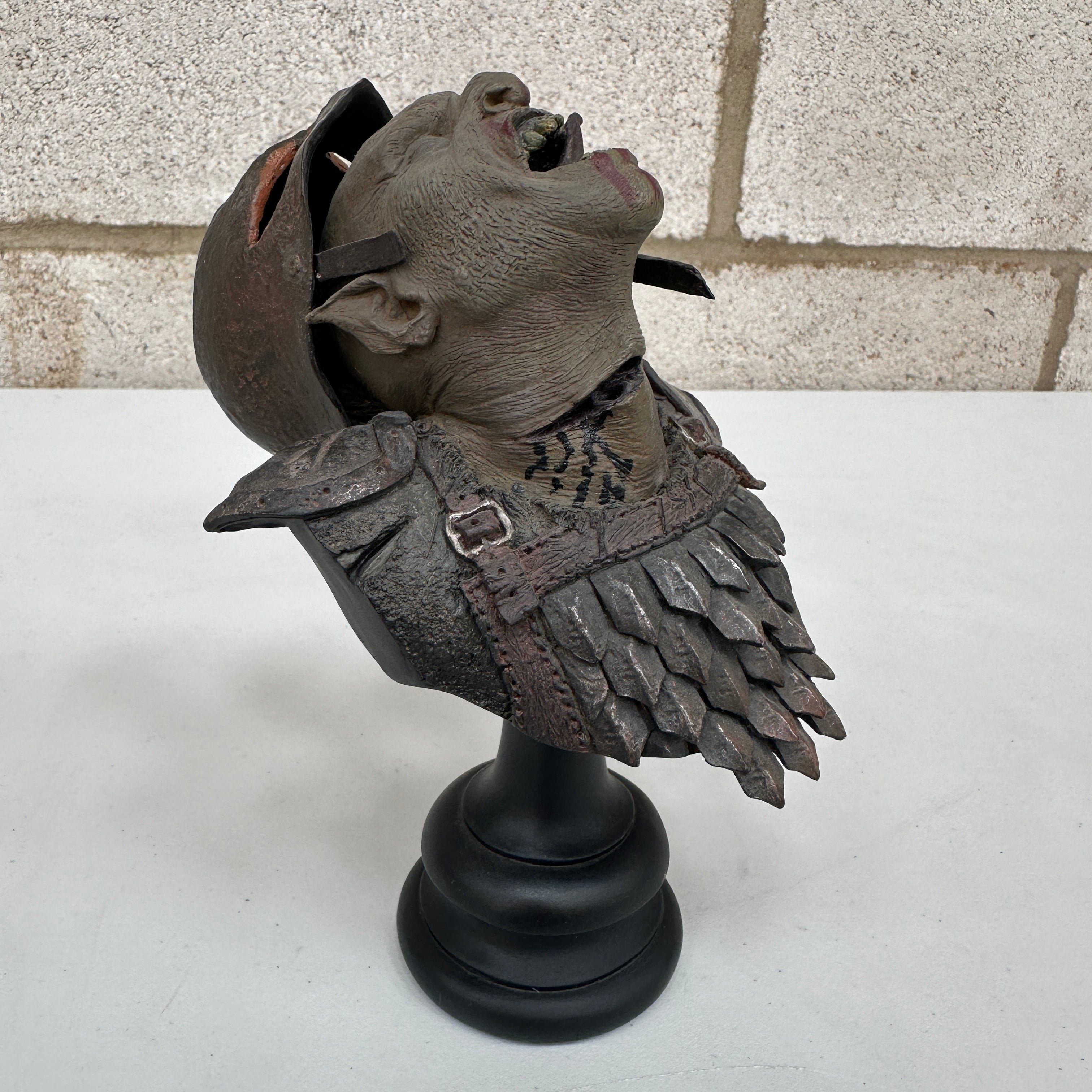Sideshow Weta Lord of the Rings Cleaved Orc Polystone Bust PRE OWNED
