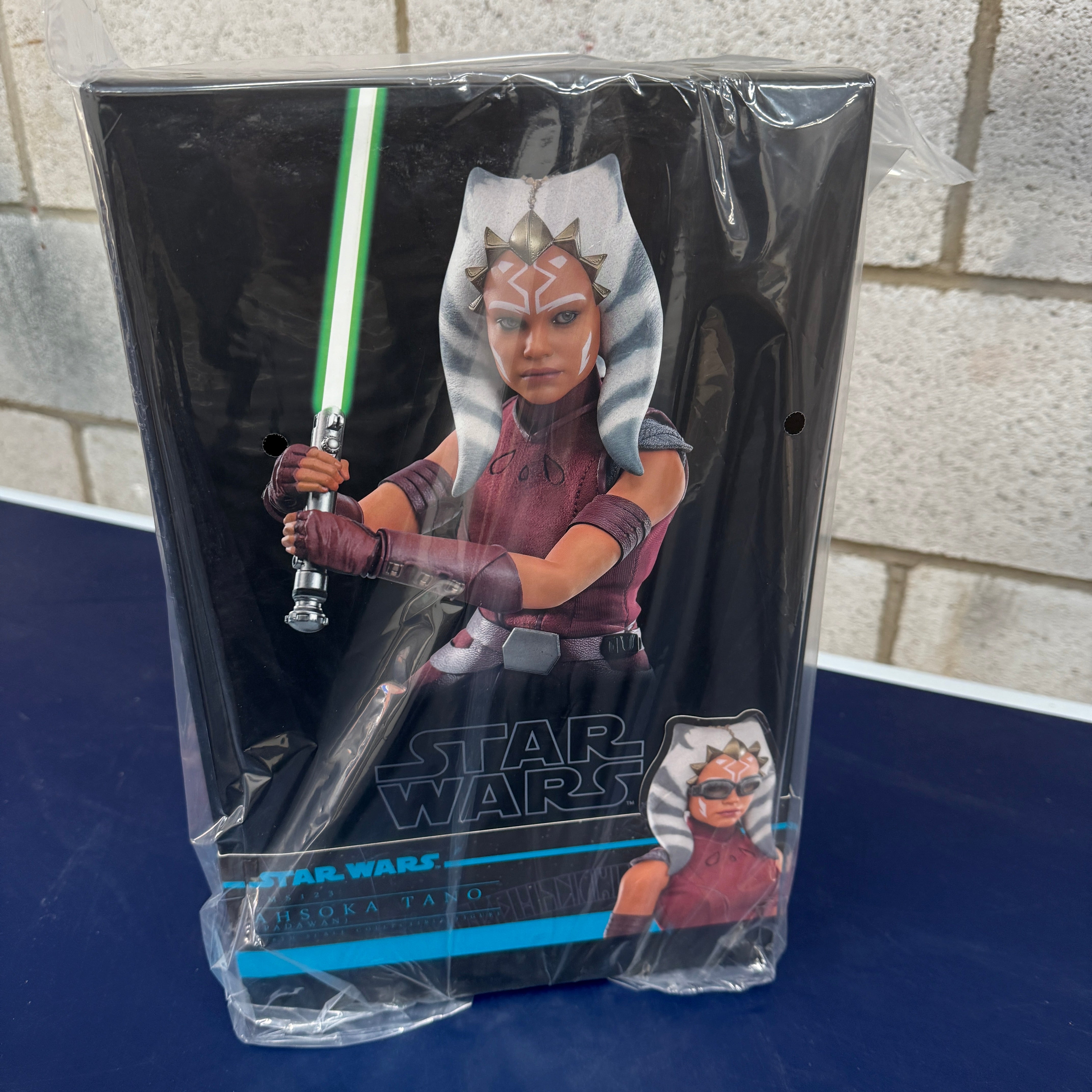 Hot Toys Star Wars Ahsoka Tano Padawan 1/6 Scale Collectible Figure IMPORT STOCK