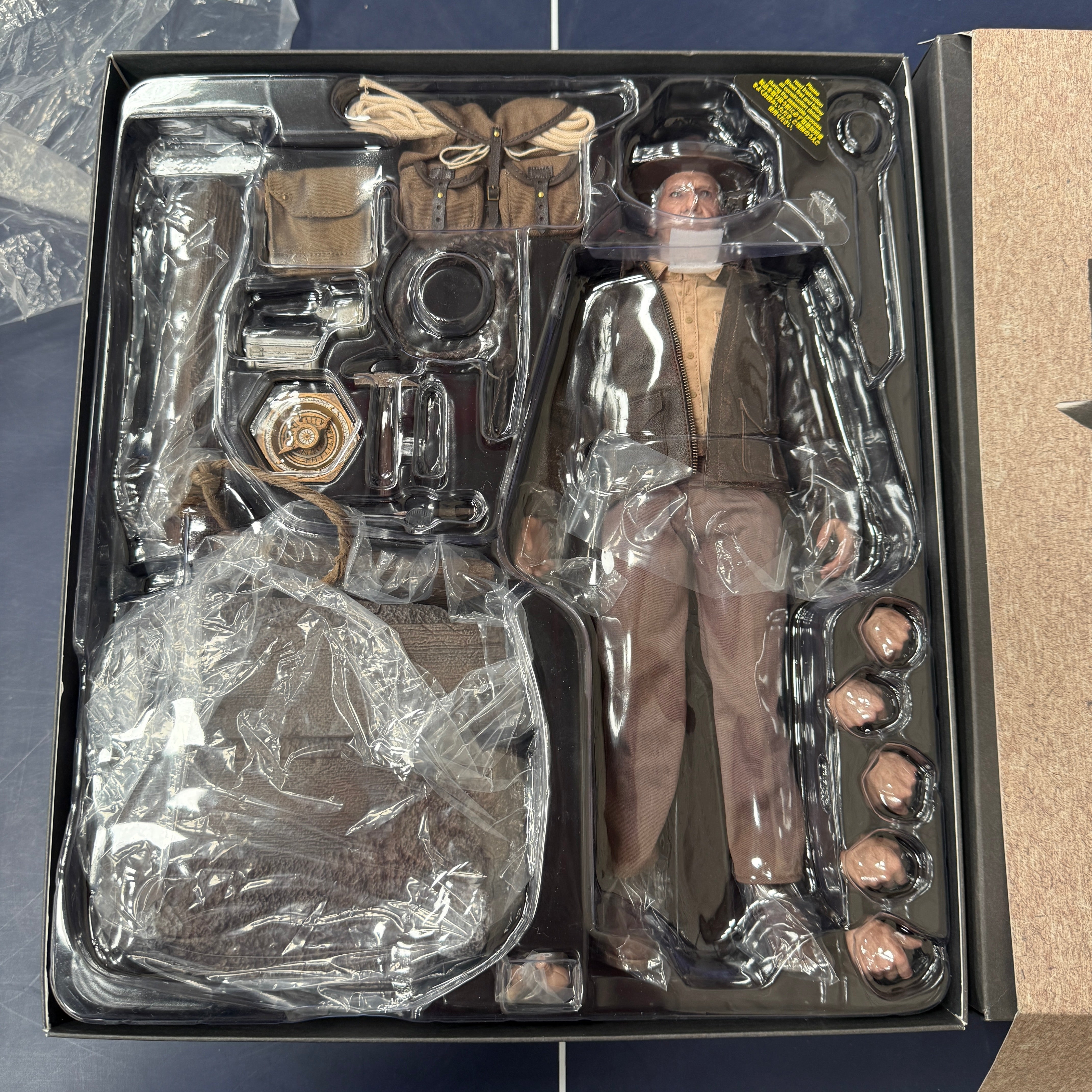 Hot Toys Indiana Jones And The Dial Of Destiny Deluxe Version 1/6 Scale Collectible Figure