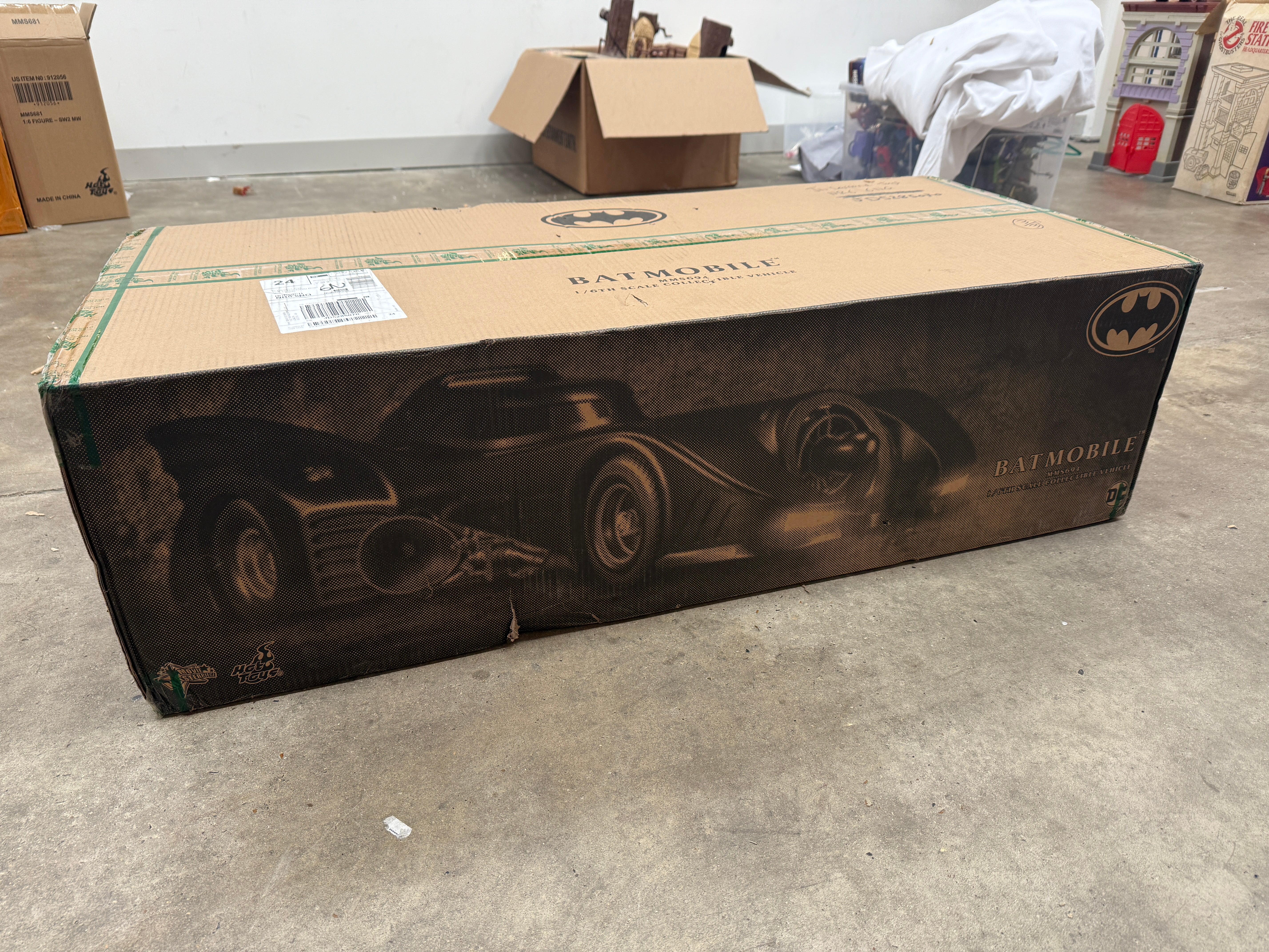 Hot Toys MMS694 1989 Batman Batmobile 1/6 Scale Collectible Model