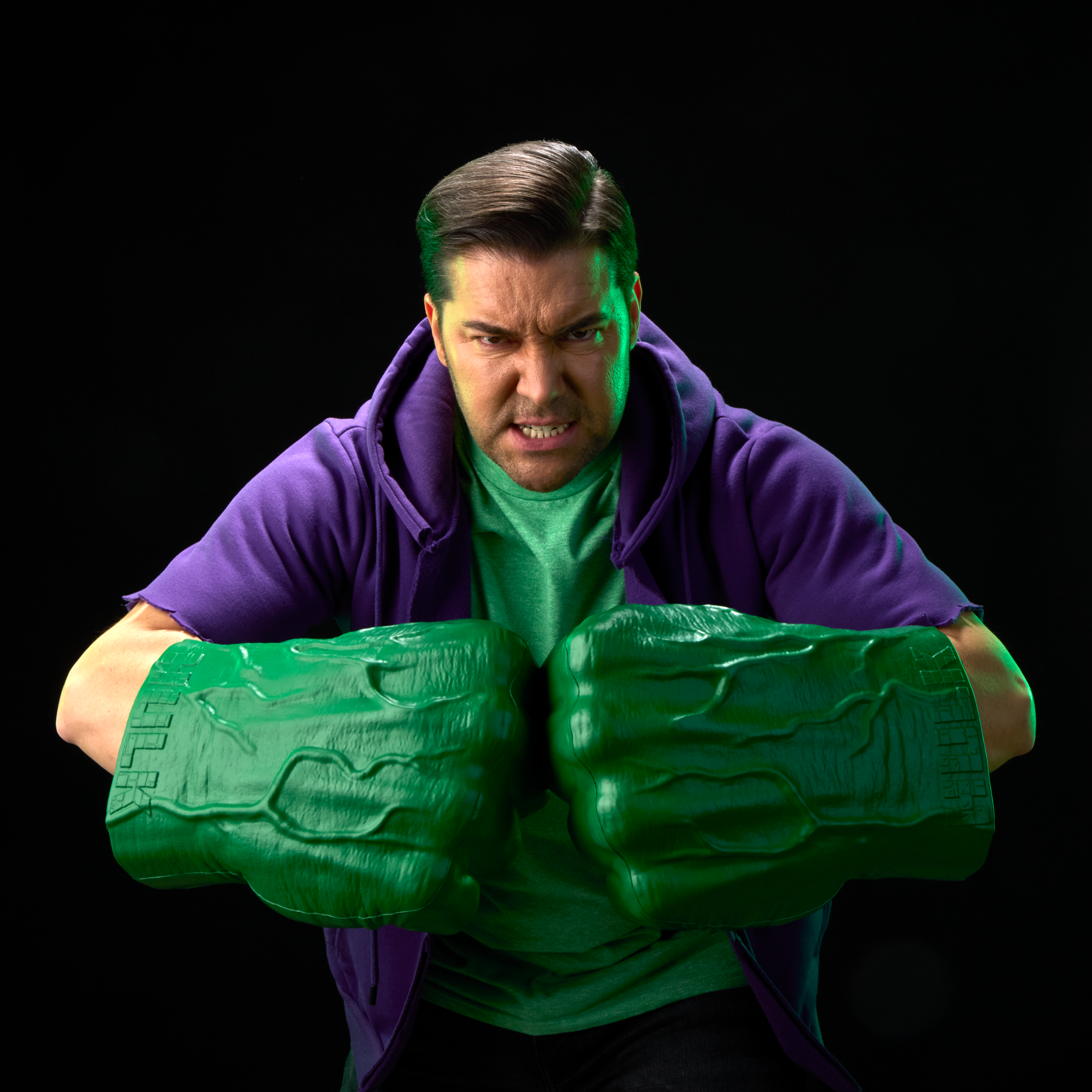 PRE-ORDER Marvel Legends Premium Electronic Role Play The Incredible Hulk Fists