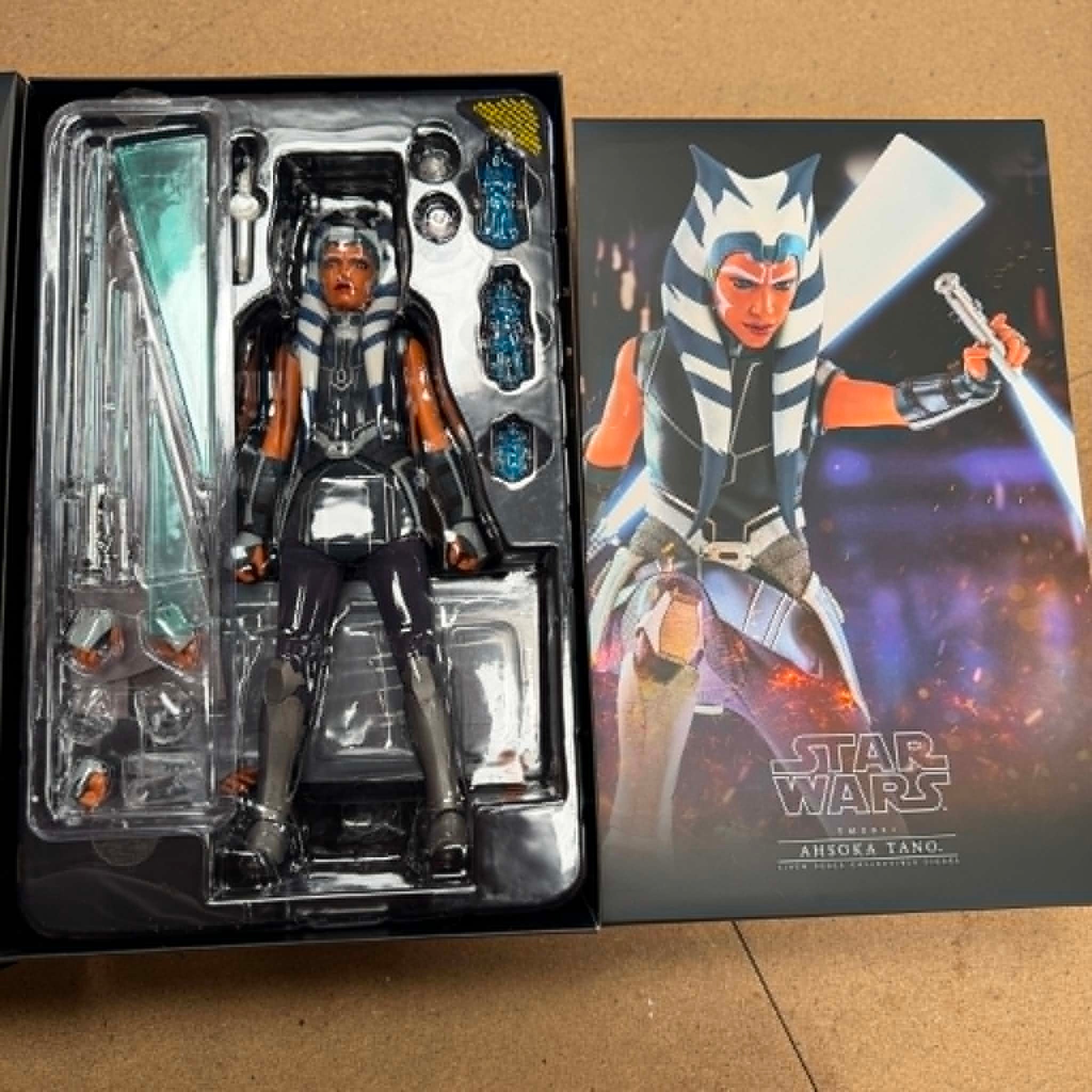Hot Toys Star Wars The Clone Wars Ahsoka Tano 1/6 Scale Figure PRE OWNED