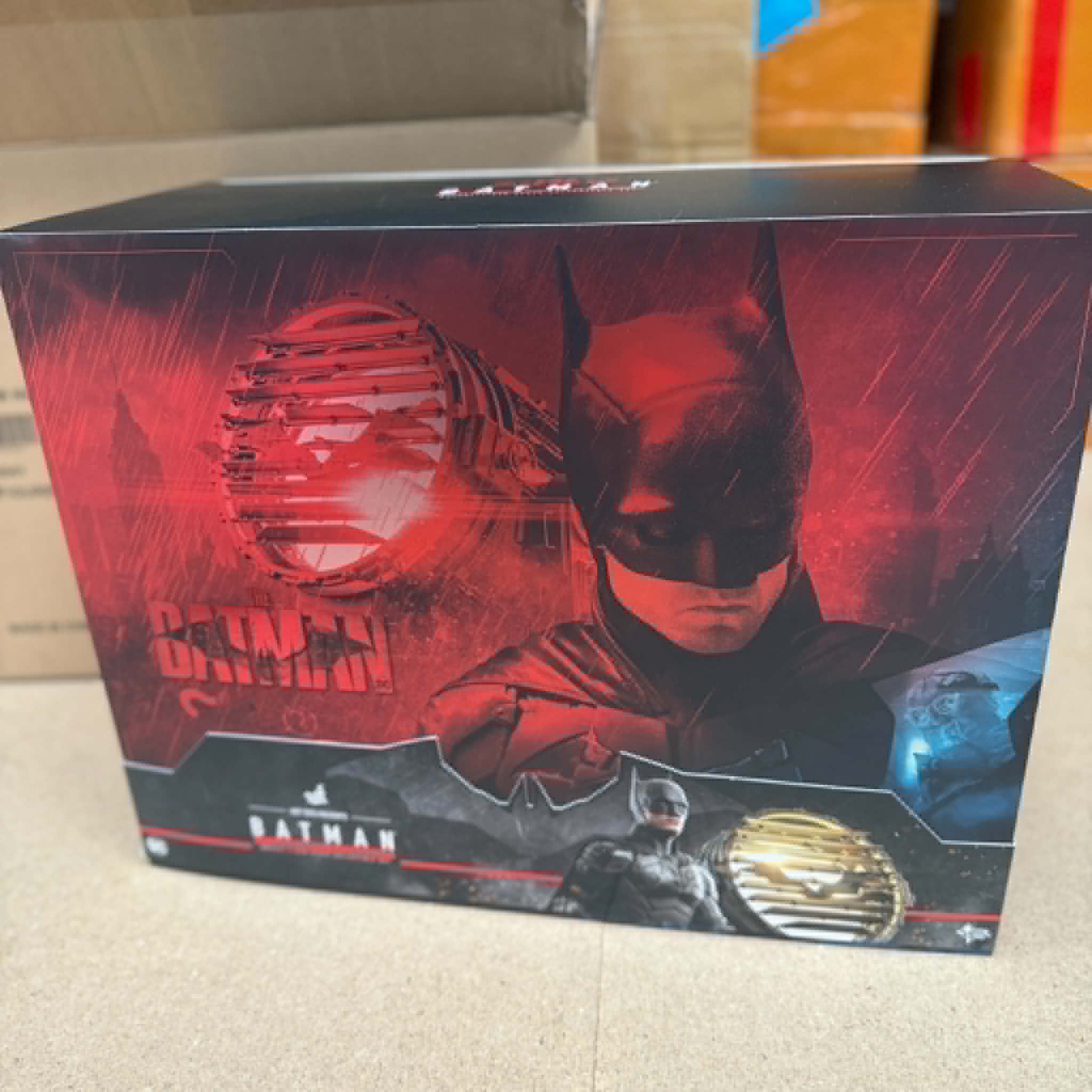 Hot Toys MMS641 The Batman The Batman and Bat Signal 1/6 Scale Figure PRE OWNED