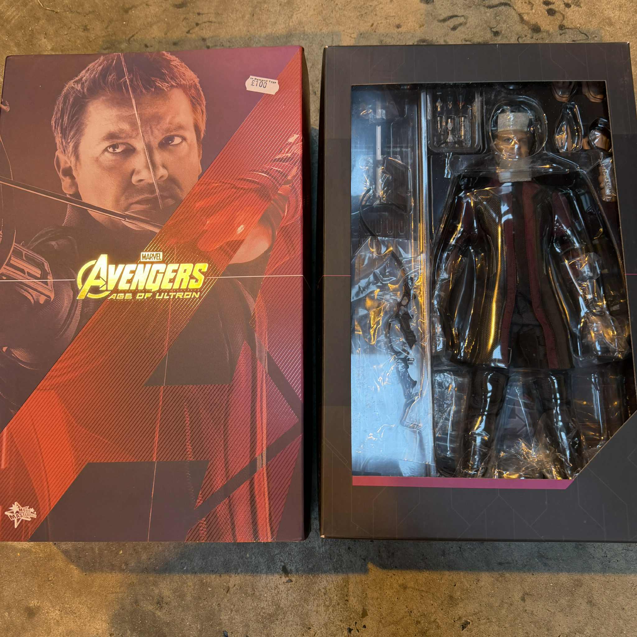 Hot Toys Avengers Age of Ultron Hawkeye 1/6 Scale Figure PRE OWNED