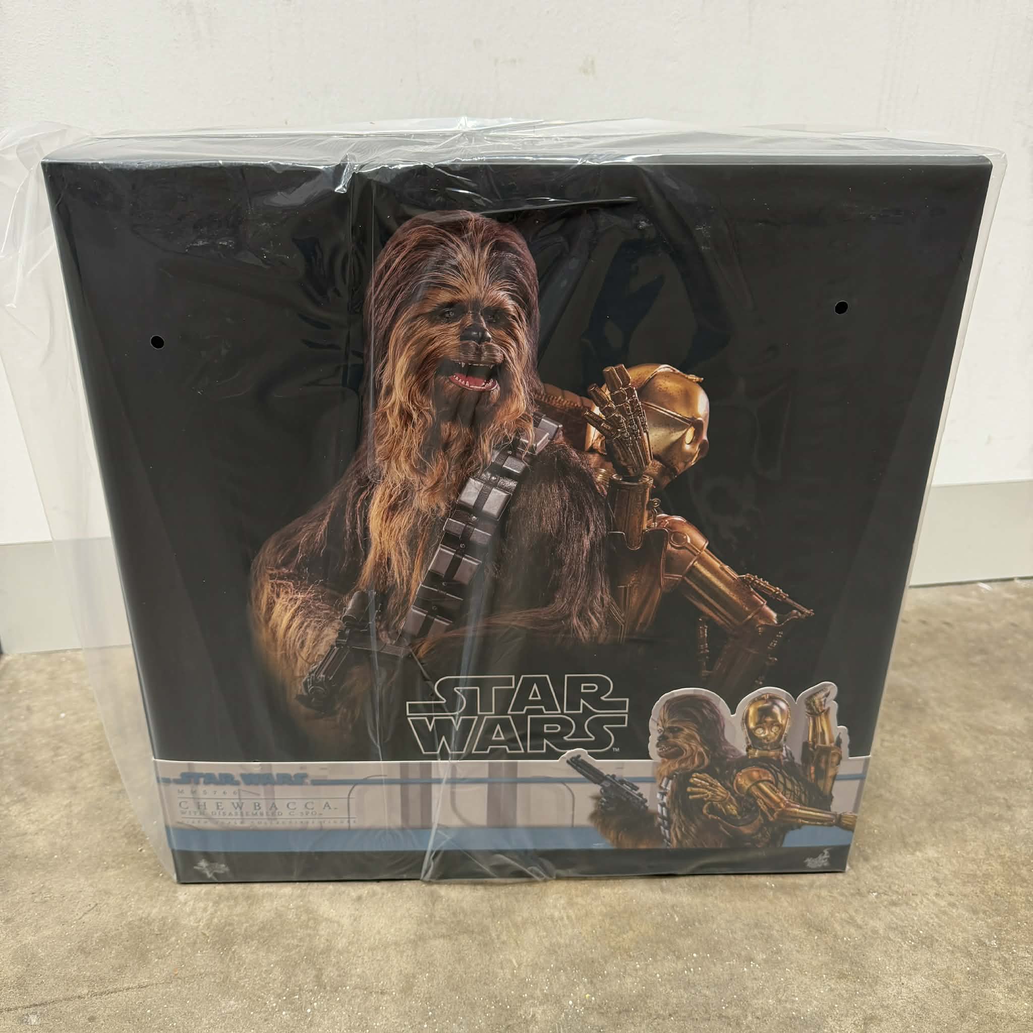 Hot Toys MMS766 Star Wars Chewbacca with Disassembled C-3PO 1/6 Scale Collectible Figure IMPORT STOCK