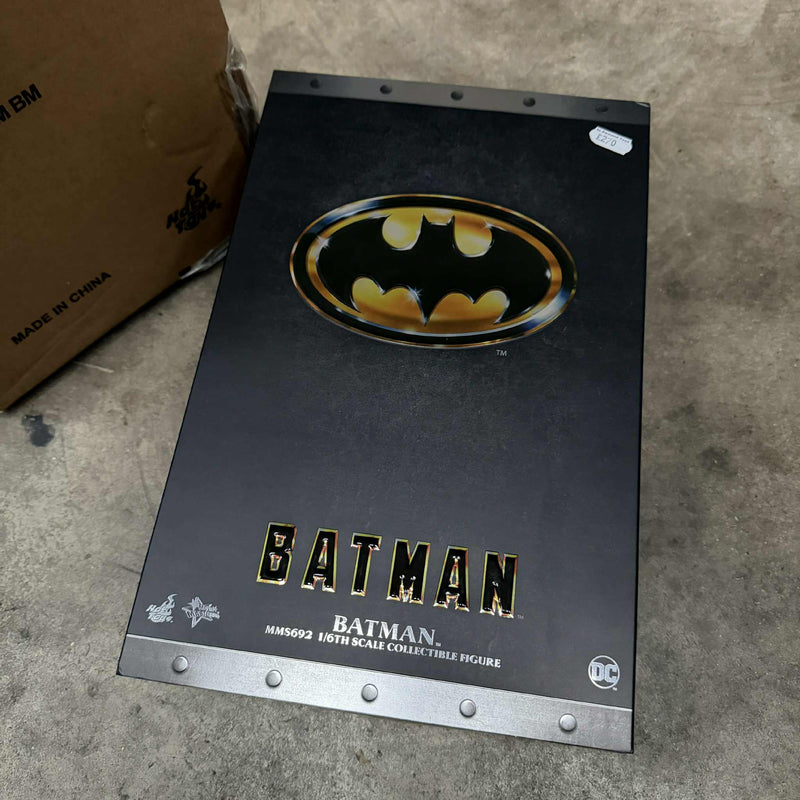 Hot Toys 1989 Batman MMS692 1/6 Scale Figure PRE OWNED